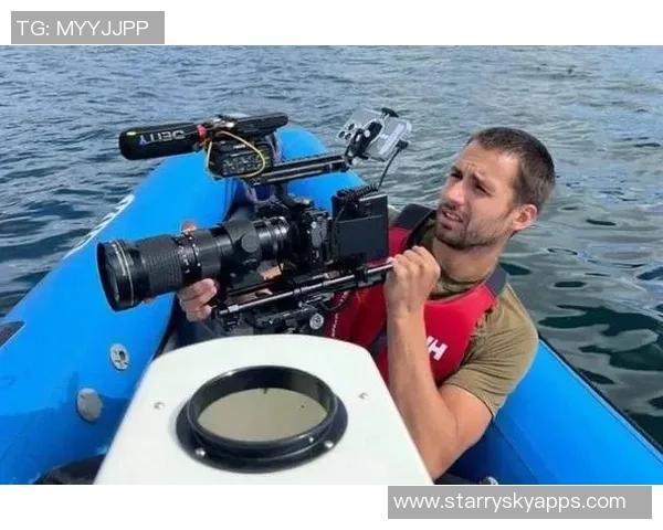 26岁退役热刺门将怀特曼成功转型为摄影师与电影导演展现文艺风采